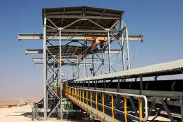 Image du Maroc Professionnelle de  Bande transporteuse des phosphates à la laverie de Khouribga du Groupe OCP de L'Office chérifien des phosphates. Le Groupe OCP : Société anonyme fondée en 1920 et domiciliée au Maroc. Groupe OCP est le leader mondial des exportations des phosphates et produits dérivés, Mercredi 19 Septembre 2007. (Photo / Abdeljalil Bounhar)